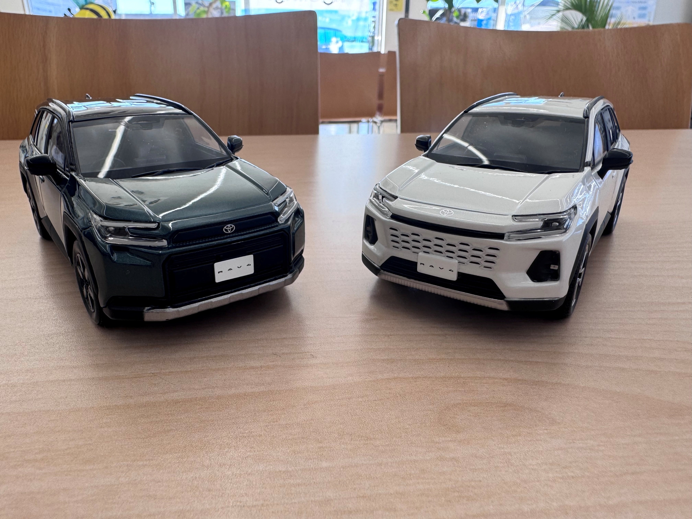 新型RAV4 全色勢ぞろい！（ミニカー）