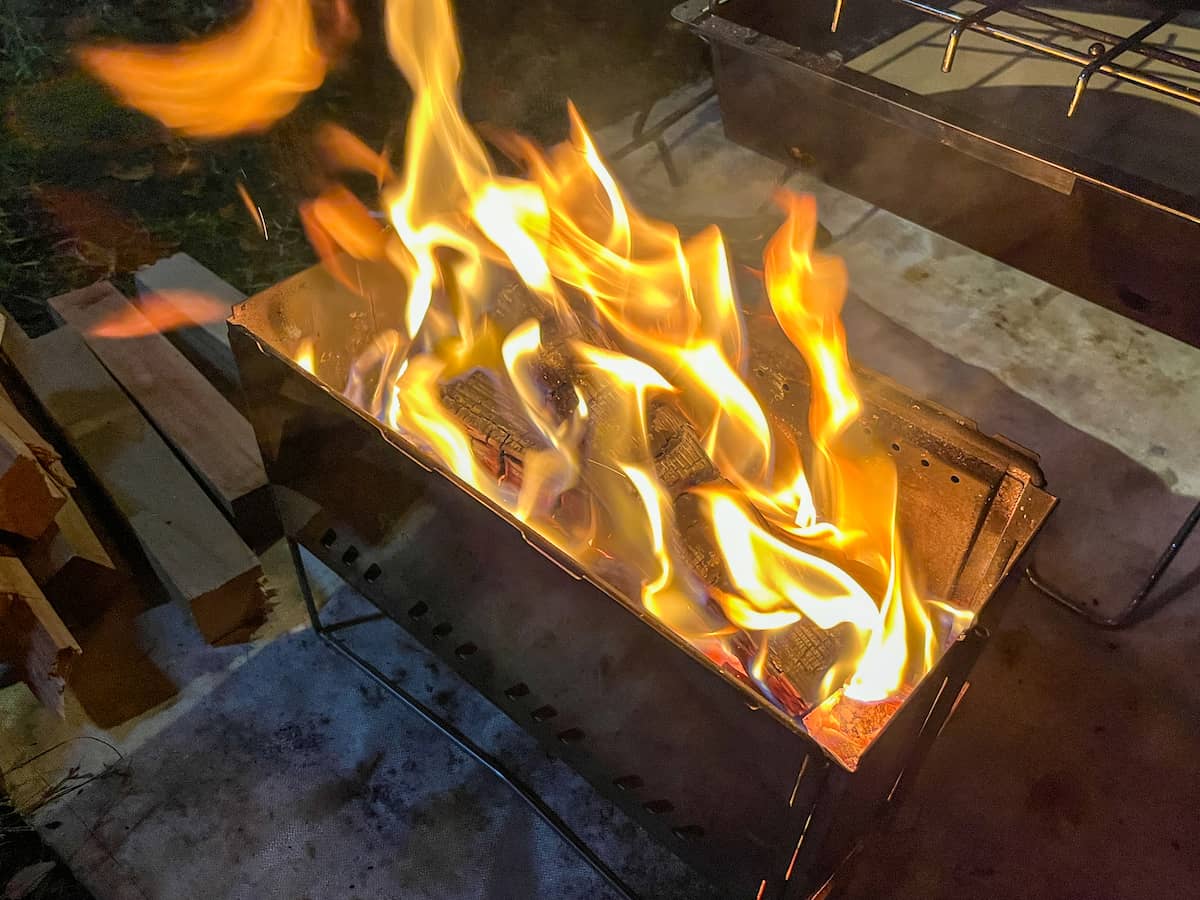 美しい炎が揺らめく！モンベルのフォールディングファイヤーピットは煙