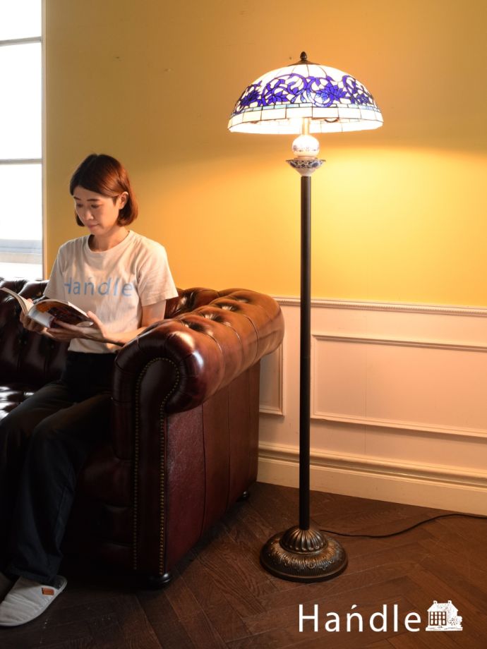 アンティーク調のフロアライト、ステンドグラス風のシェードが美しい