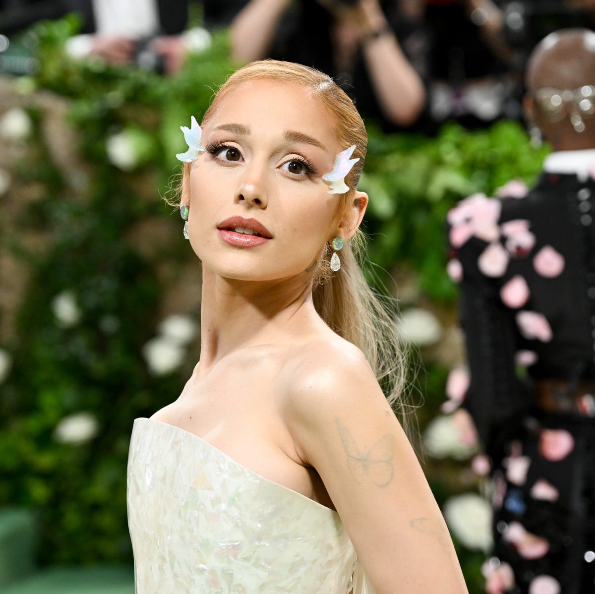 アリアナ・グランデがお手本！「大人可愛い」を引き出すドレスアップ15