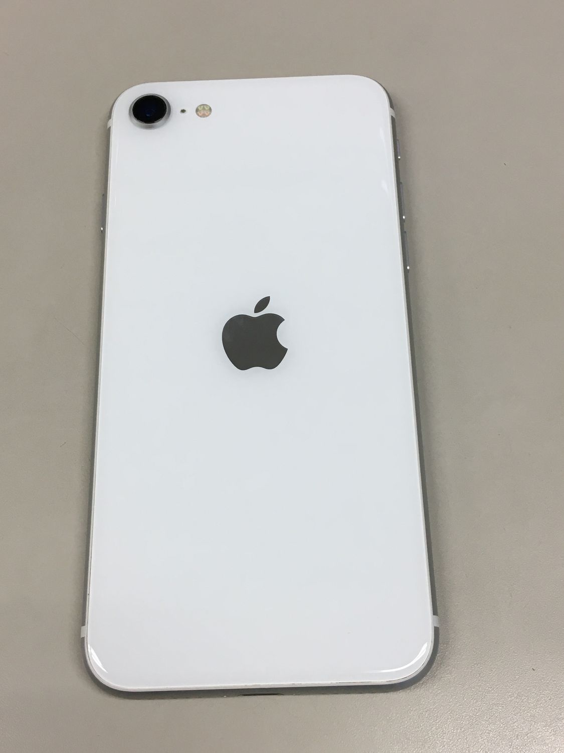 ムスビー｜【モバイルBOX】極美品 SIMフリー iPhone SE(第2世代) 128GB