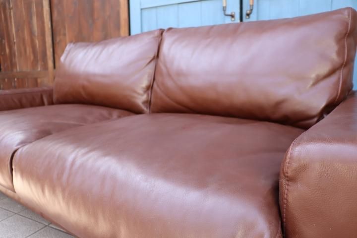 人気の無印良品(MUJI)のフェザーを使用した本革張り2.5シーター