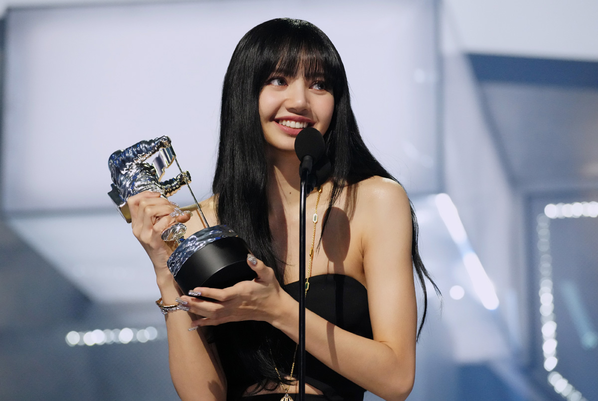 BLACKPINKのハレの装い ROSEは「サンローラン」、LISAは「ブルガリ