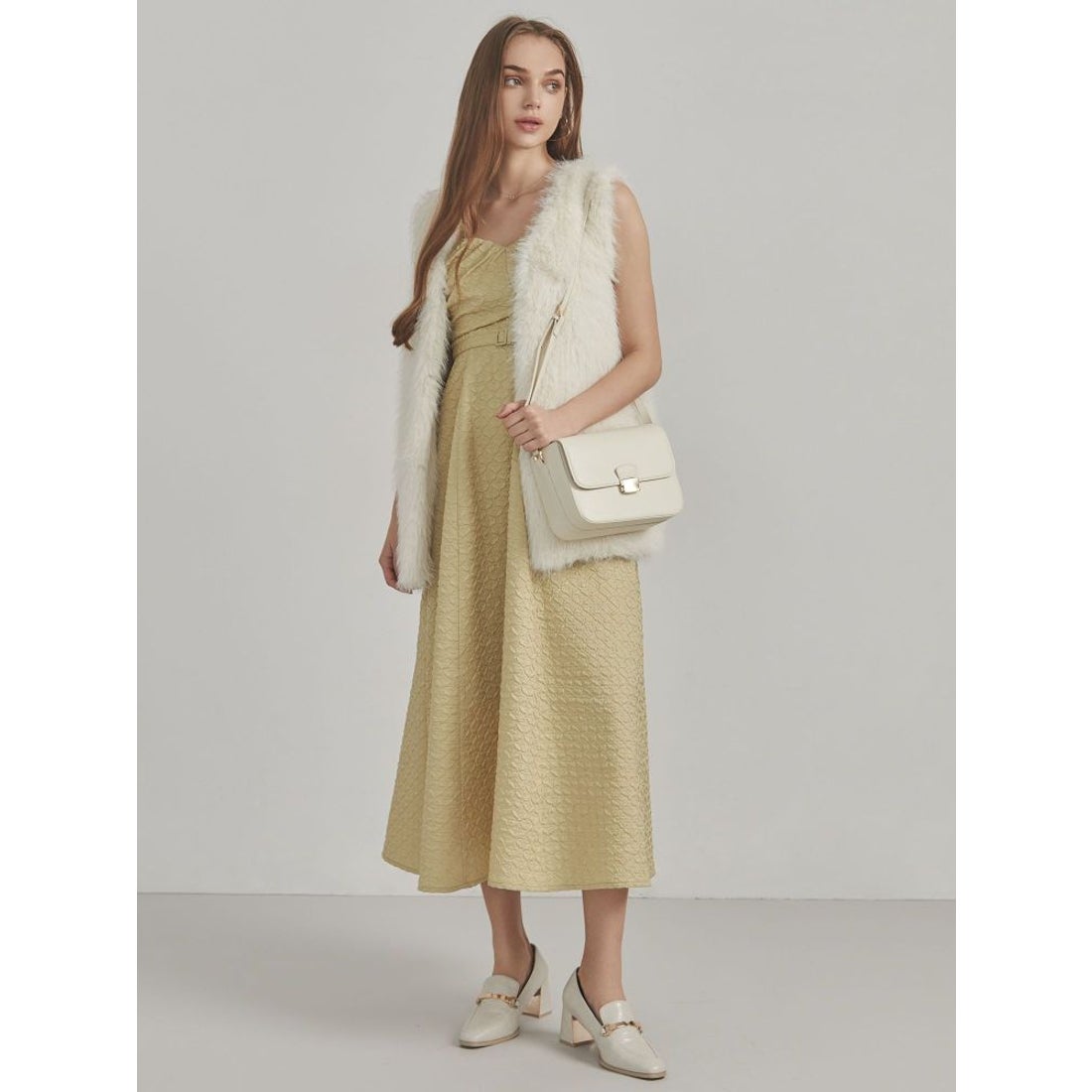 dazzlin ソフティーファーベスト（オフホワイト） -靴＆ファッション