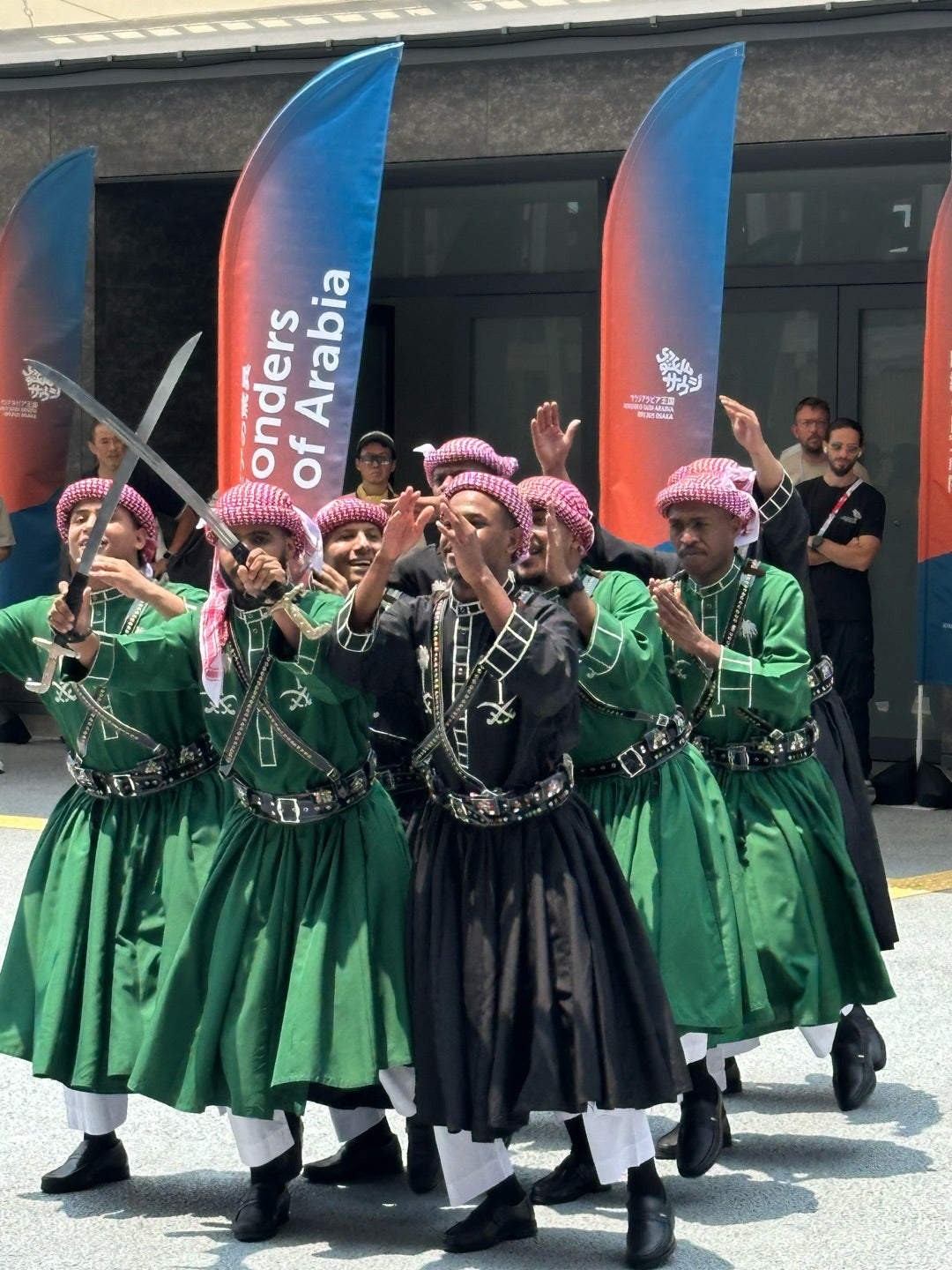 サウジアラビアの剣舞に偶然遭遇！万博らしい伝統舞踊の写真と中近東の