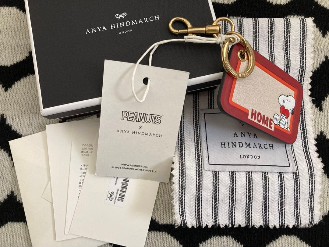 新品　アニヤハインドマーチ × スヌーピー　チャーム　キーホルダー Peanuts「Snoopy」キー・チャーム | Anya Hindmarch JP